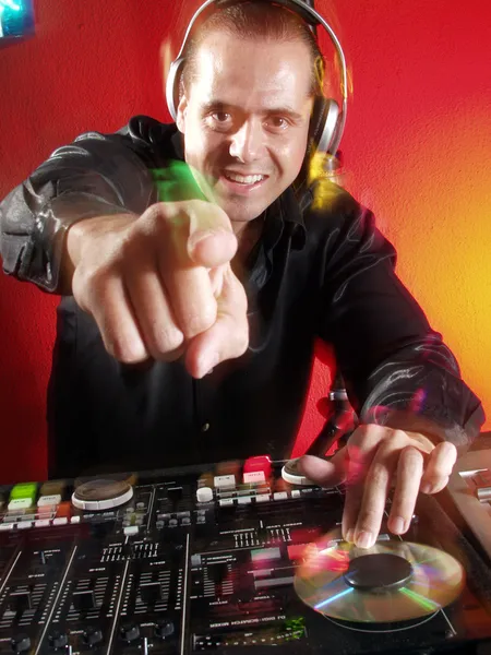 Disc jockey working at discotheque. — Stock Photo, Image