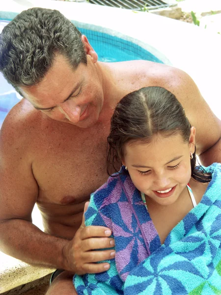 Hispanic father and daughter enjoying a swimming pool. — Stock Photo, Image