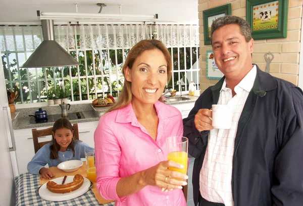 Família hispânica tomando café da manhã em uma cozinha . — Fotografia de Stock