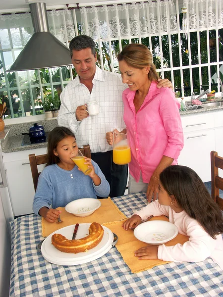 Spaanse familie ontbijten in een keuken. — Stockfoto