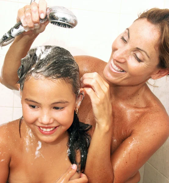 Spansktalande mor och dotter wasing i duschen — Stockfoto