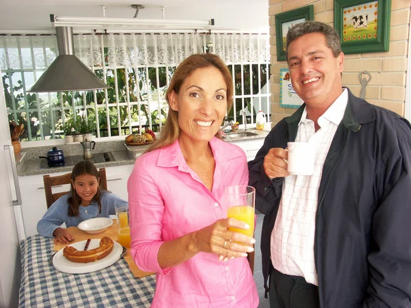 Familia hispana desayunando en una cocina . — Foto de Stock