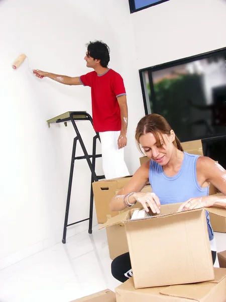 Jovem casal hispânico se mudando para uma nova casa . — Fotografia de Stock