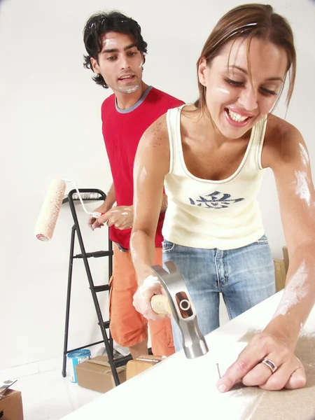 Hispanic par arbejder på et nyt hjem . - Stock-foto