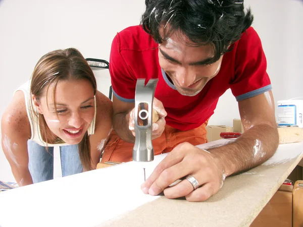 Pareja hispana trabajando en un nuevo hogar . —  Fotos de Stock