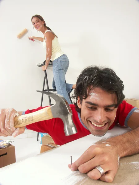 Hispánský pár pracuje na nový domov. — Stock fotografie