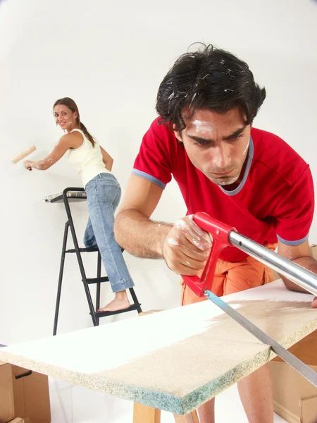 Spanisches Paar arbeitet im neuen Zuhause. — Stockfoto