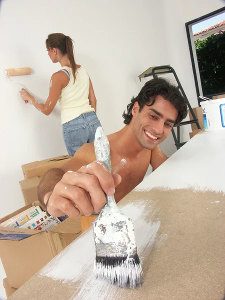 Joven pareja hispana trabajando y mudándose a un nuevo hogar . — Foto de Stock