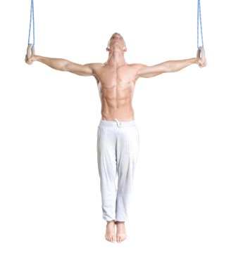 genç adam tutarak iki yüzük.