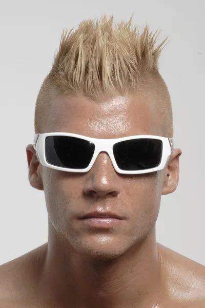 Punk coiffure lunettes de soleil homme portrait . — Photo