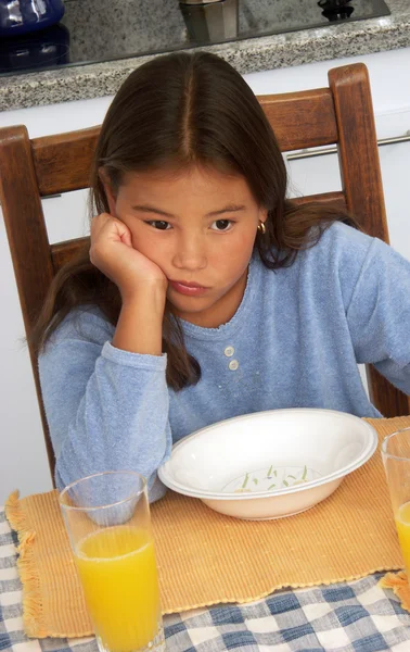 Petite fille attendant son petit déjeuner à la cuisine . — Photo