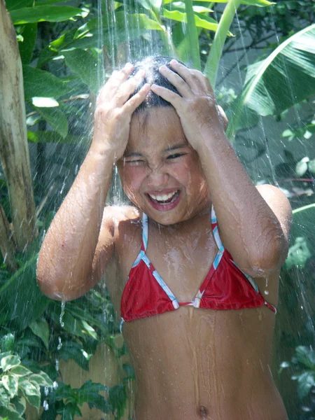 Lilla tjejen njuter av en utanför dusch. — Stockfoto