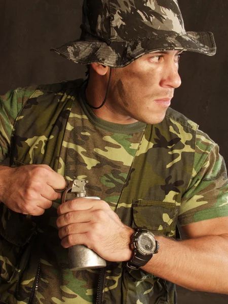 Soldado segurando uma arma — Fotografia de Stock