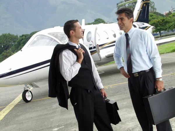 Företag arbetar på privata jet — Stockfoto