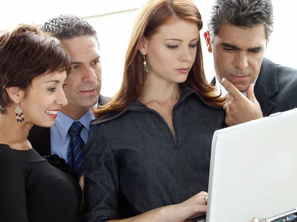 Equipe de negócios assistindo um computador em um escritório — Fotografia de Stock