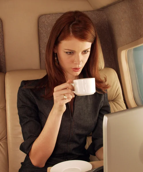 Businesswoman on a private plane — Stock Photo, Image