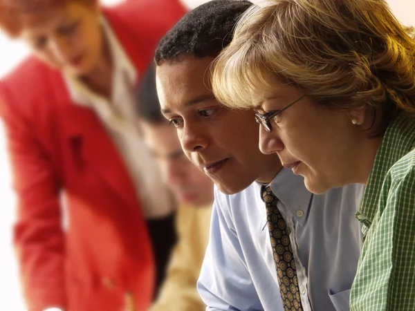 Business team che lavorano insieme in un ufficio — Foto Stock