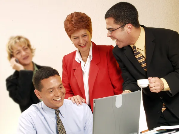 Geschäftsteam arbeitet in einem Büro zusammen — Stockfoto