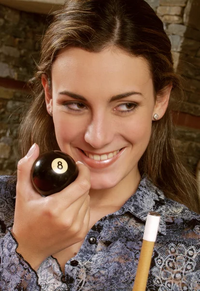 Hermosa mujer joven sosteniendo billar de ocho bolas — Foto de Stock