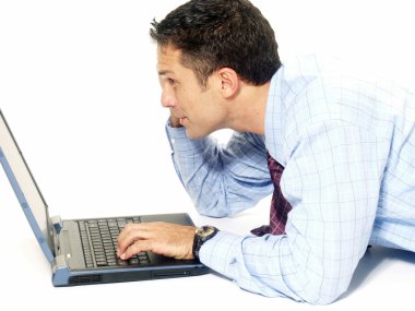 genç ve mutlu bir işadamı ile bir laptop beyaz arka plan üzerinde çalışma.