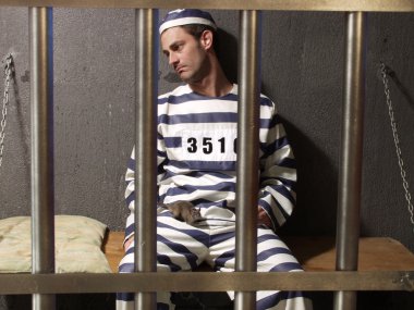 bir hapishane hücresine depresif mahkum.