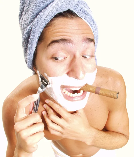 Pria muda yang bahagia dan lucu mencukur wajahnya di atas latar belakang putih — Stok Foto
