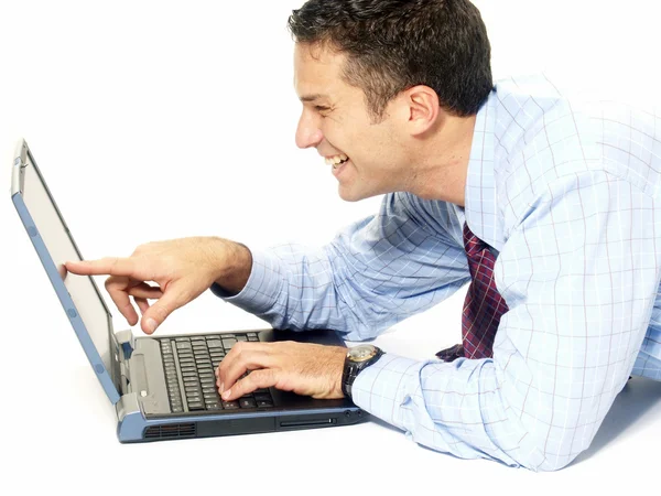 Joven y feliz hombre de negocios que trabaja con un ordenador portátil sobre fondo blanco . — Foto de Stock