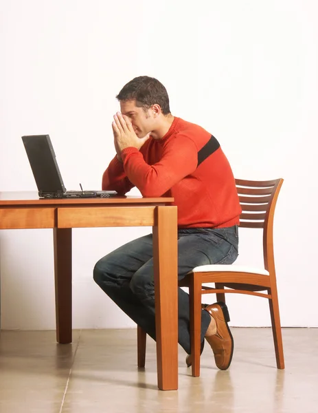 Homem atencioso em um computador . — Fotografia de Stock