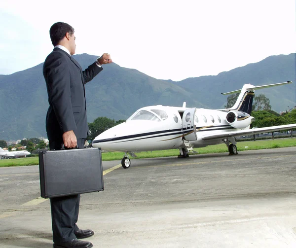 Επιχειρηματία έξω από το ιδιωτικό αεροπλάνο του. — Φωτογραφία Αρχείου
