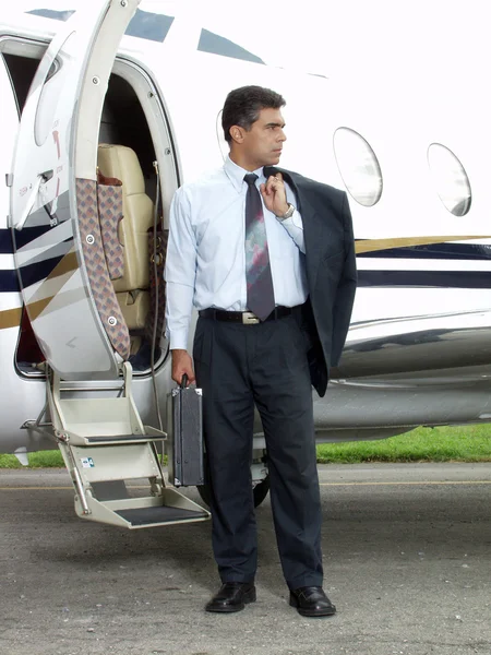 Zakenman buiten zijn privé-vliegtuig. — Stockfoto