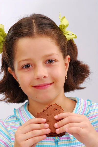 Happy little kid eating chocolate brownie — Stock Photo, Image