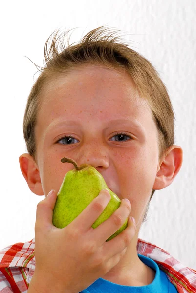 Kleines Kinderporträt beim Birnenbeißen — Stockfoto