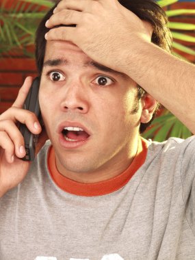 genç adam bir cep telefonu üzerinde konuşurken merak.