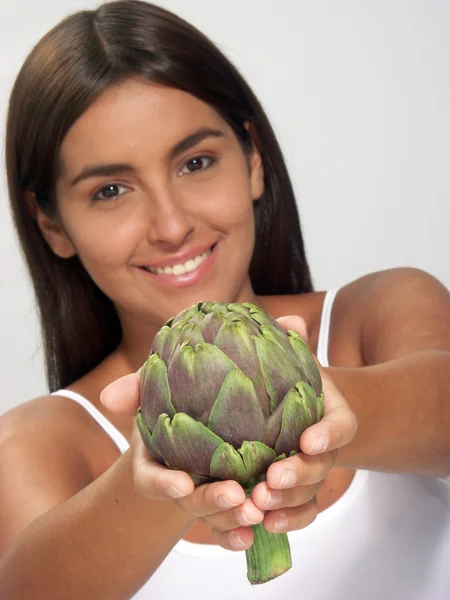 Jonge vrouw bedrijf vers artisjok. — Stockfoto