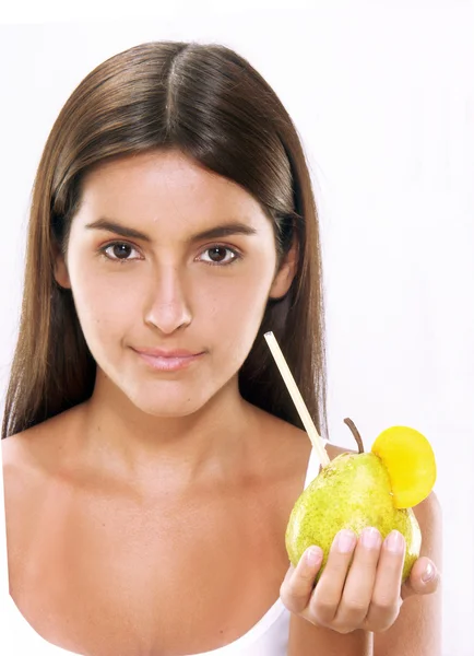 Mujer joven bebiendo jugo de pera . — Foto de Stock