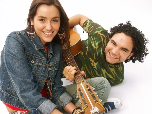 Para młoda śpiewająca z gitarą. — Zdjęcie stockowe