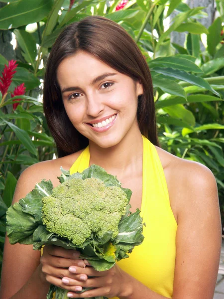 Vacker ung kvinna håller ett gäng blomkål. — Stockfoto