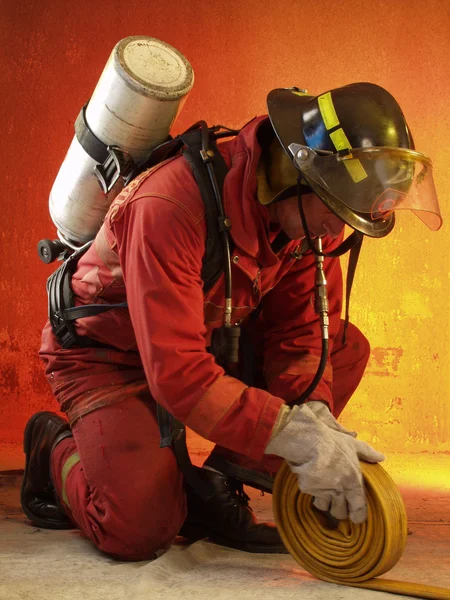 Brandweerman in actie. — Stockfoto