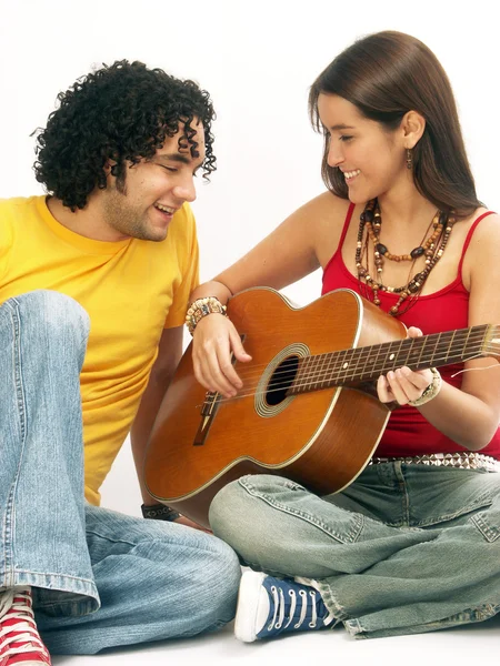 Pareja joven cantando con una guitarra — Foto de Stock