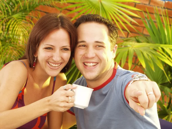 Fiatal pár élvezi a kávézó — Stock Fotó