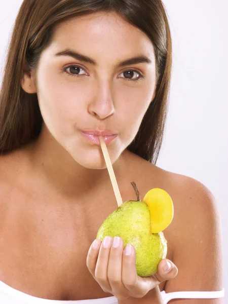 Jovem mulher bebendo suco de pêra . — Fotografia de Stock