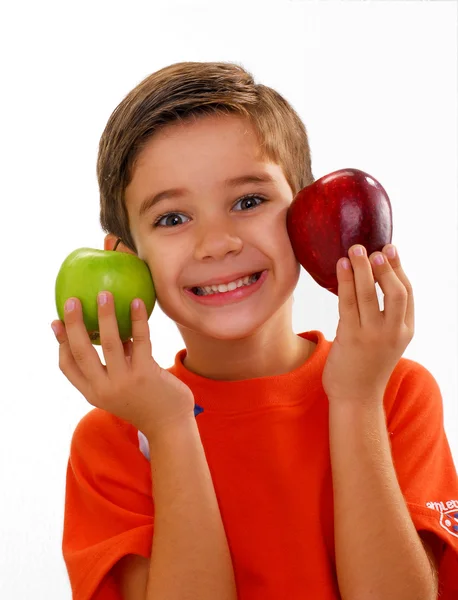 Ragazzino che tiene due mele fresche — Foto Stock