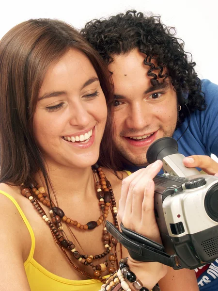 Jovem casal assistindo uma tela de câmera de vídeo . — Fotografia de Stock