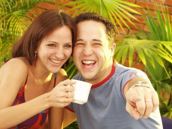 Jovem casal desfrutando em um café — Fotografia de Stock