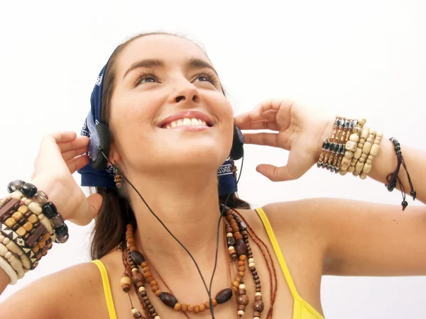 Mujer joven escuchando música —  Fotos de Stock