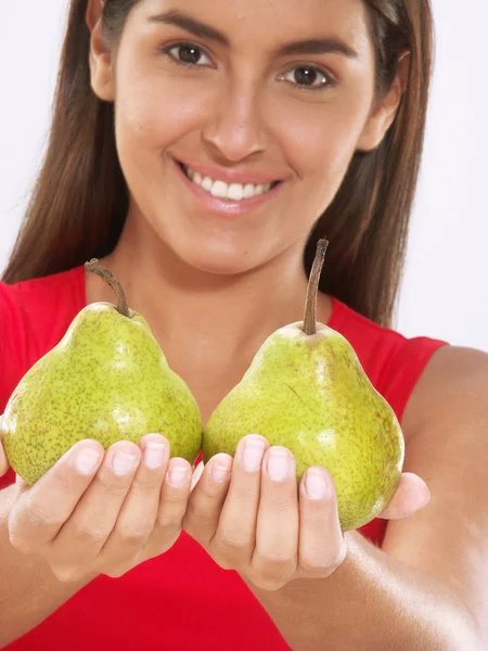 Mujer joven sosteniendo peras frescas . — Foto de Stock