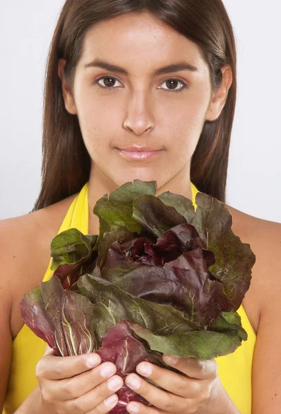 Jeune femme tenant un groupe radicchio . — Photo