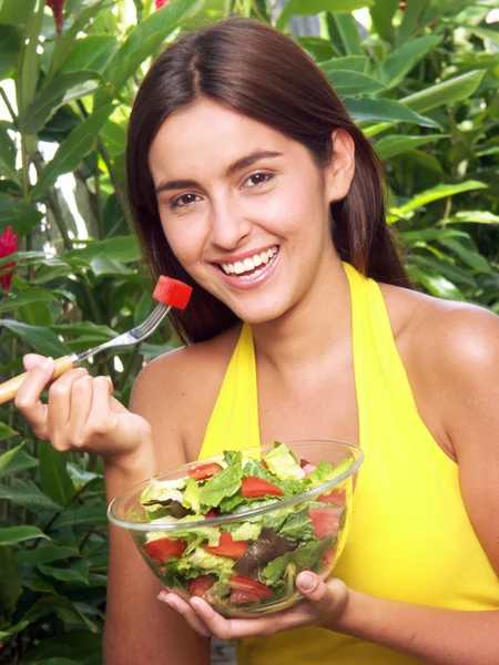 Jonge vrouw met een verse salade kom — Stockfoto