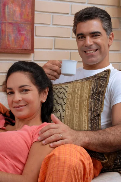 Mid casal adulto partilha e descansando em uma sala de estar . — Fotografia de Stock