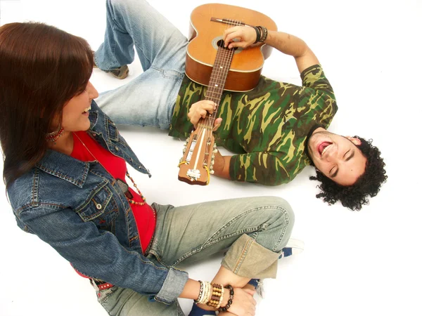 Casal jovem cantando com uma guitarra . — Fotografia de Stock